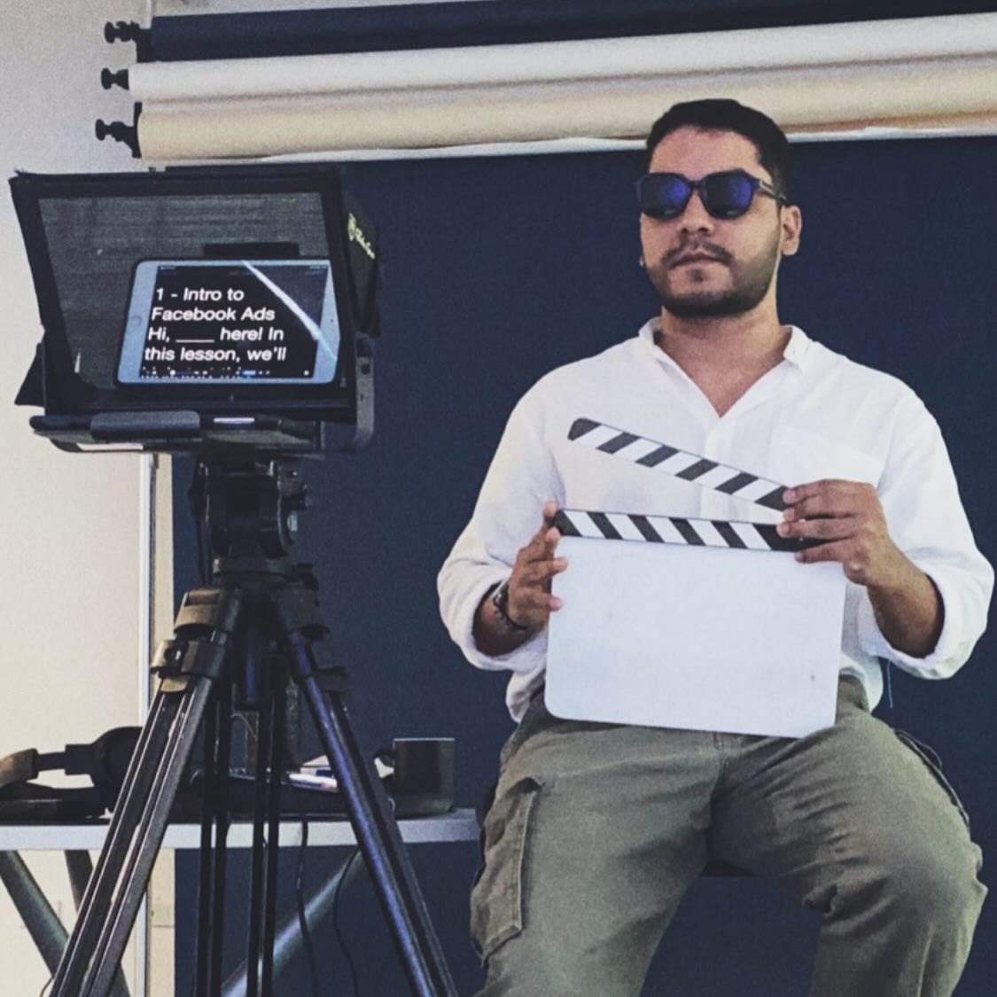 Rodaje de un curso en video con claqueta y teleprompter: producción audiovisual en Nicaragua para clientes internacionales