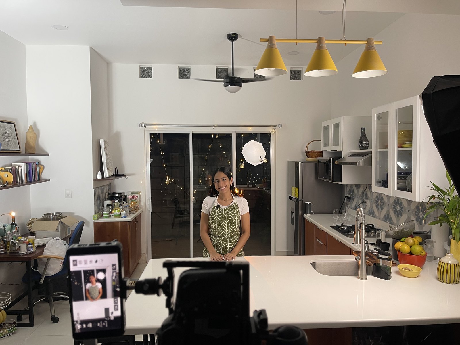 Rodaje de una receta en cocina con el equipo de Ruah Media, agencia de marketing digital en Nicaragua