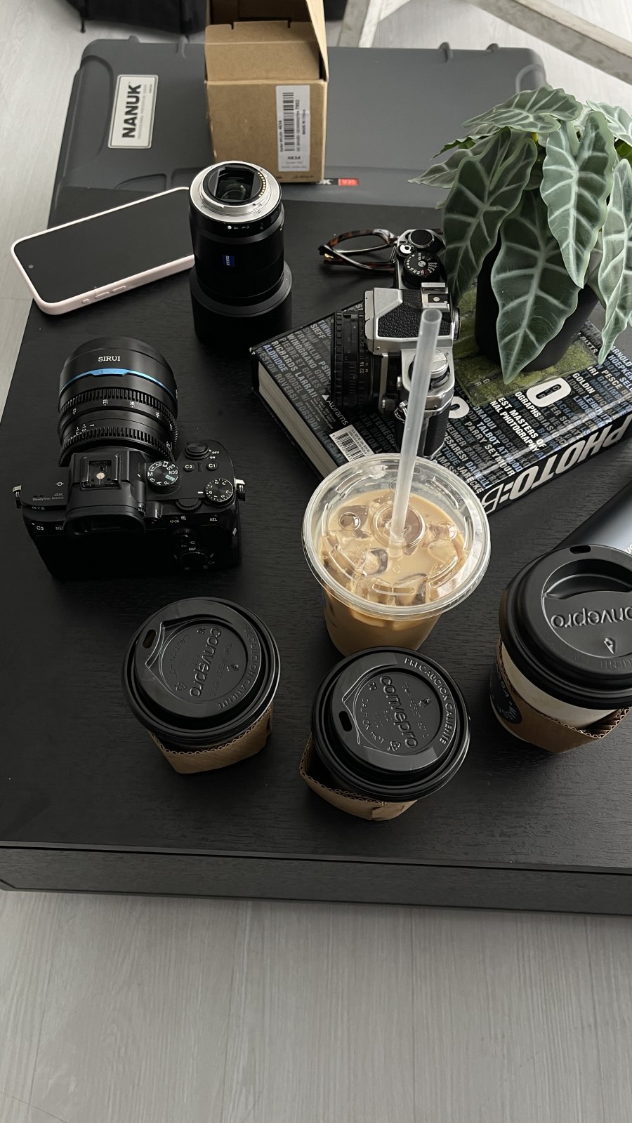 Cámara, lentes y café sobre la mesa: preproducción de diseño gráfico y branding en Nicaragua