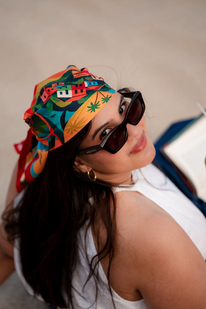 Modelo con pañuelo de Clase Luna en la cabeza y lentes de sol, fotografía de moda en Nicaragua