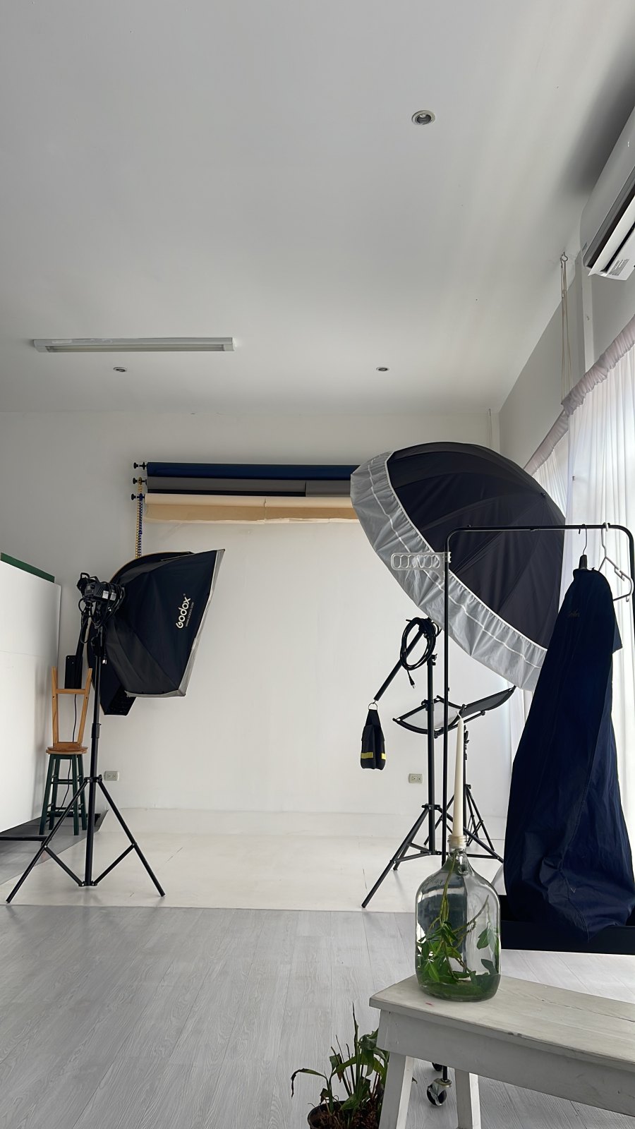 Estudio fotográfico en Managua con luces y sombrilla, listo para una sesión de producto