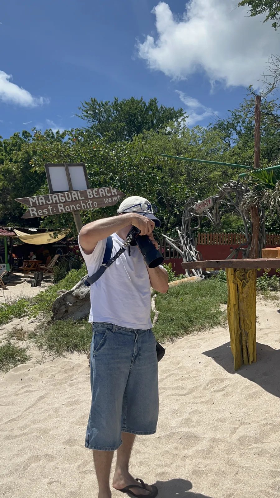 Fotógrafo de Ruah Media ajustando la cámara en la playa para piezas de diseño gráfico en Nicaragua