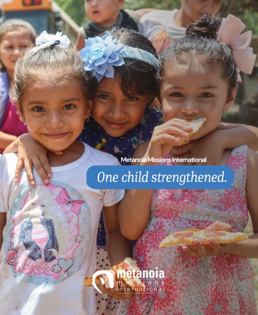 Post de Metanoia Missions International con niñas sonriendo, diseño gráfico en Nicaragua