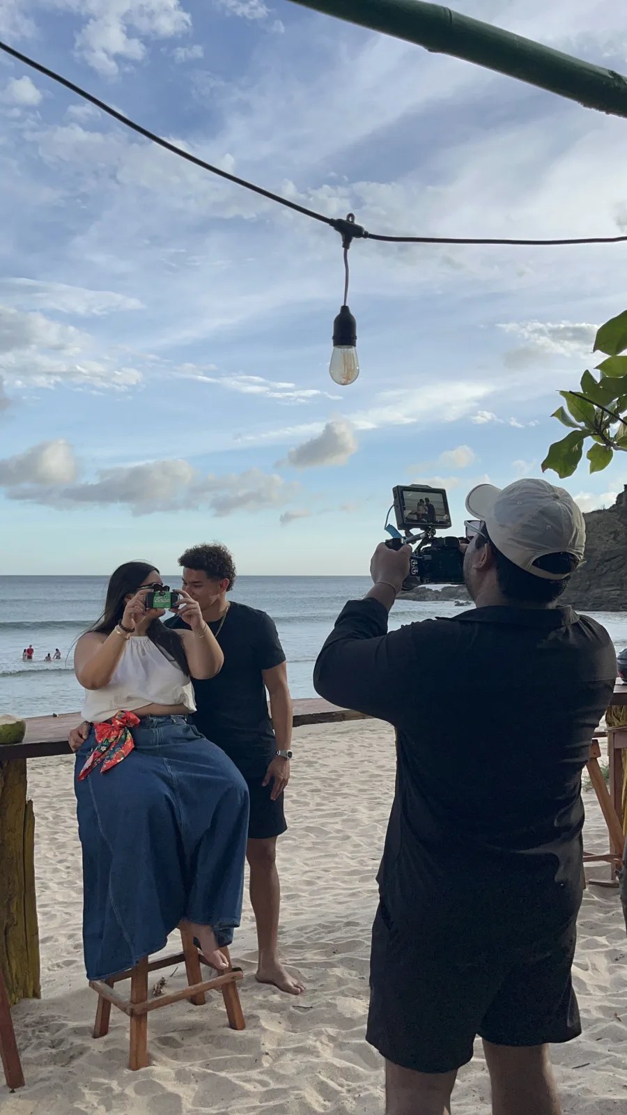 Equipo de Ruah Media en una sesión en un bar de playa: fotografía en locación en Nicaragua